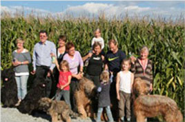 Teamleiterin Annette mit bunt gemischter Truppe